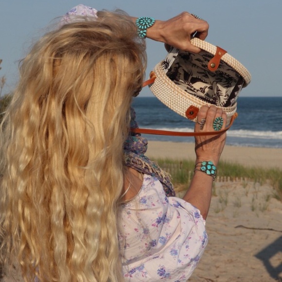 Nantucket Style Large Crossbody Woven Rattan Bag - Picture 14 of 16